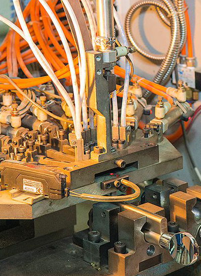 Cylinder automatic assembly center